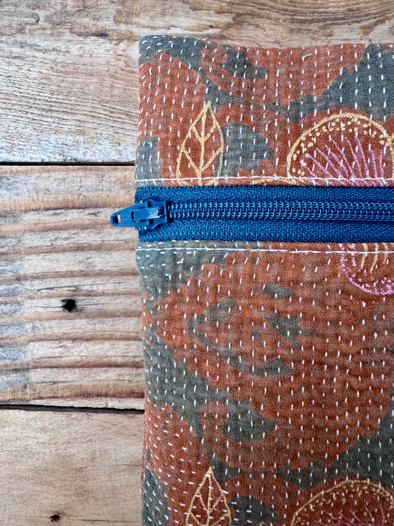 The Essentials Flat Zip